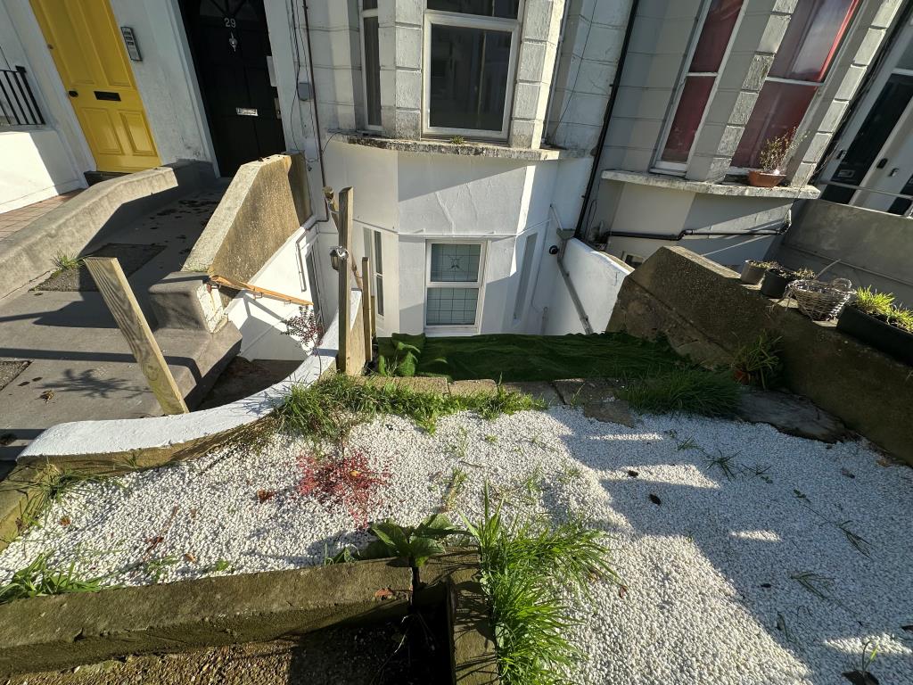 Lot: 137 - ONE-BEDROOM BASEMENT FLAT WITH OUTSIDE SPACE - Outside of Property